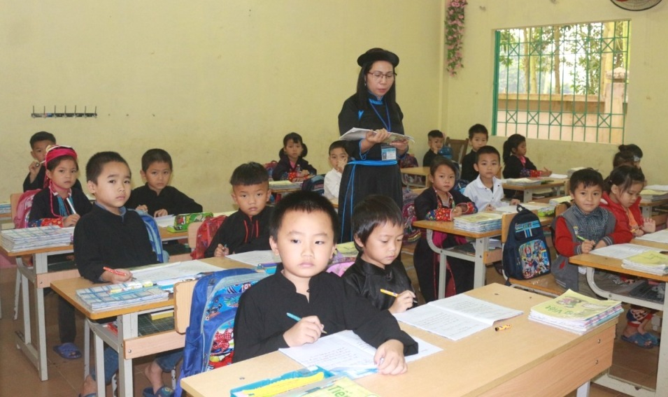 Giáo viên, học sinh trên địa bàn huyện Bình Liêu mặc trang phục truyền thống khi đến lớp.