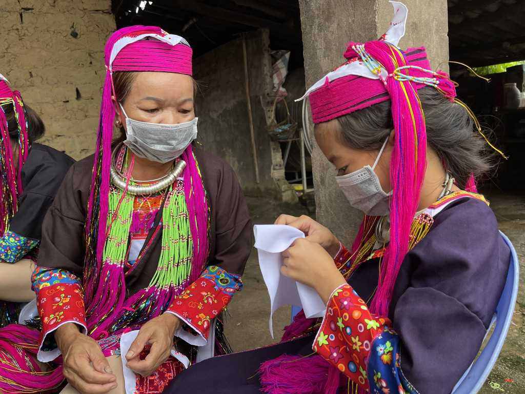 Phụ nữ xã Vô Ngại, huyện Bình Liêu học thêu trang phục dân tộc.