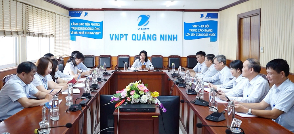 Đảng viên Viễn thông Quảng Ninh triển khai cài đặt ứng dụng sổ tay đảng viên điện tử.