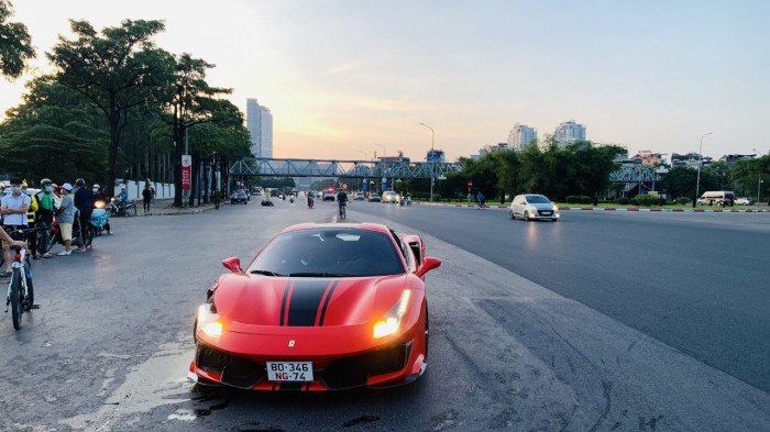 Siêu xe Ferrari 488 va chạm xe máy: CSGT bác bỏ thông tin cô gái cầm lái 1