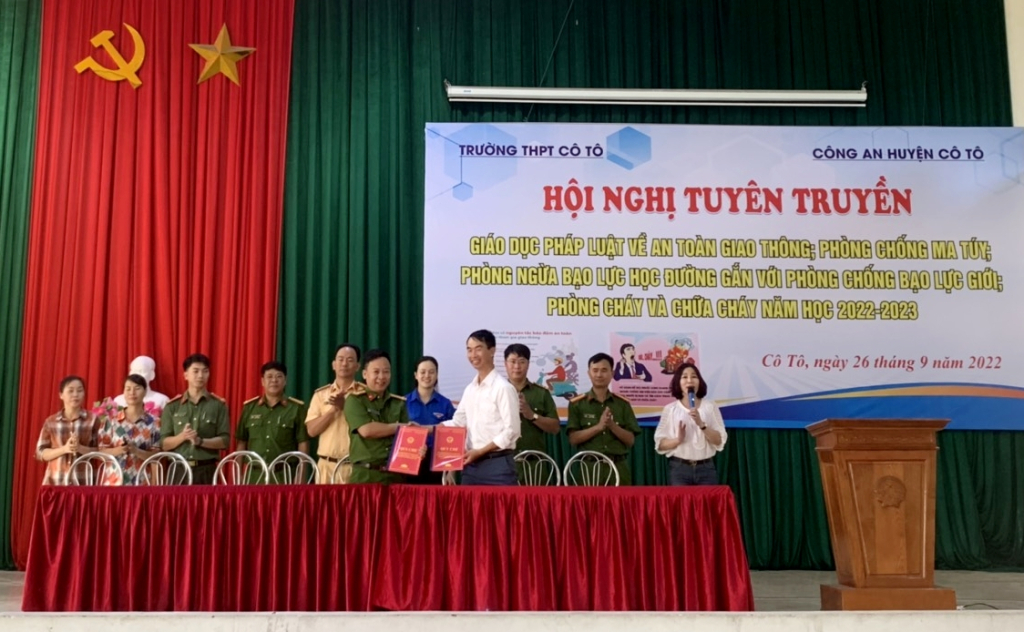Trường THPT Cô Tô và Công an huyện Cô Tô ký cam kết đảm bảo an toàn học đường.