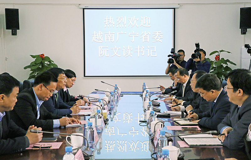 Đồng chí Nguyễn Văn Đọc, Bí thư Tỉnh ủy xem mô hình Khu hợp tác kinh tế Đông Hưng, tháng 2/2016