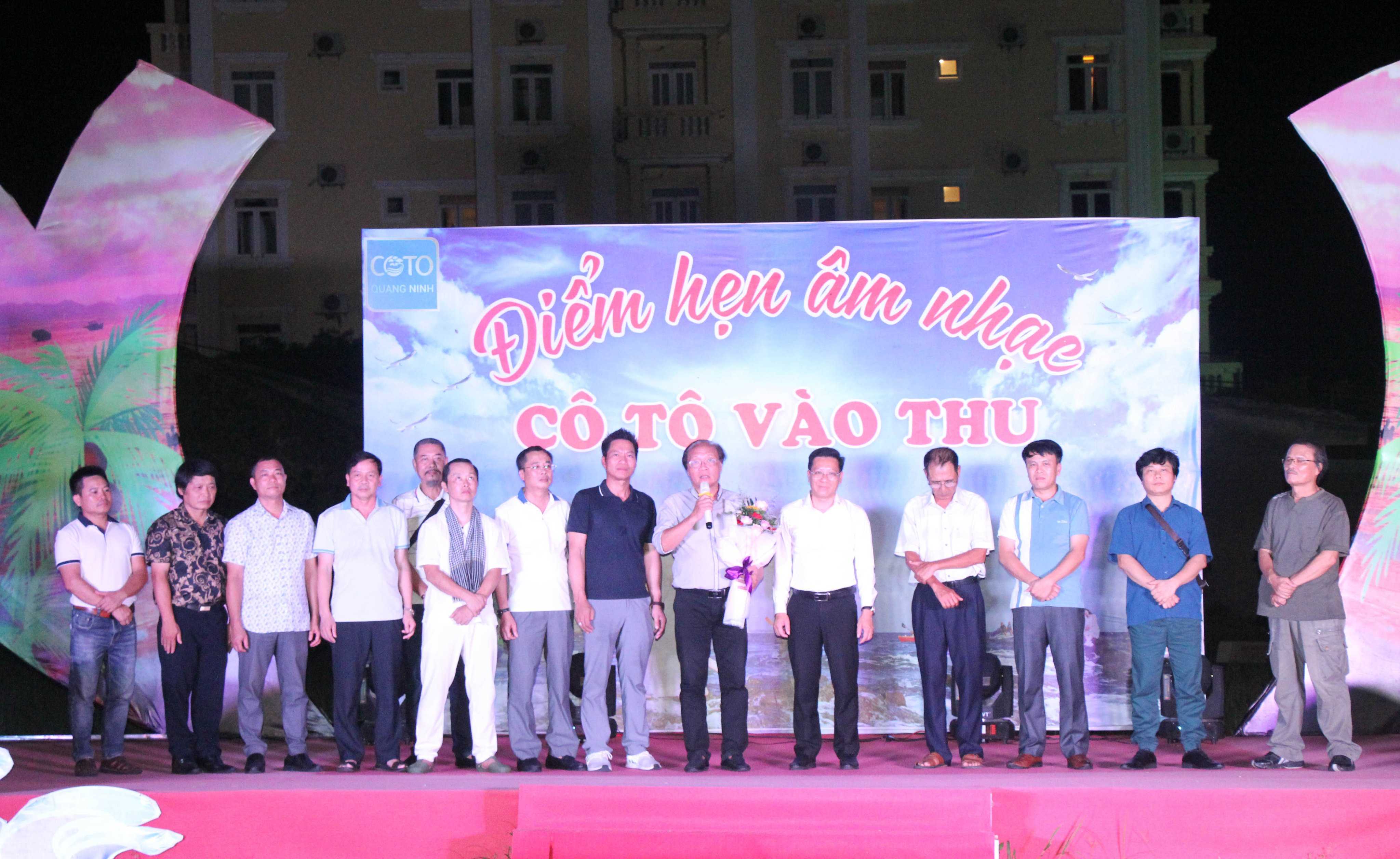 Đoàn các nhạc sĩ Hội Nhạc sĩ Việt Nam giao lưu với du khách và công chúng yêu nhạc Cô Tô.