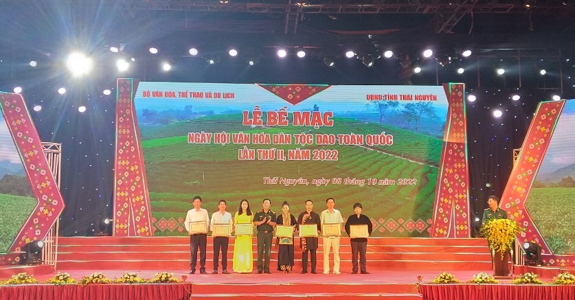 Đại diện đoàn Quảng Ninh (ngoài cùng, bên phải) nhận bằng khen của Bộ Tư lệnh Bộ đội biên phòng. Ảnh do Trung tâm Văn hóa tỉnh cung cấp.