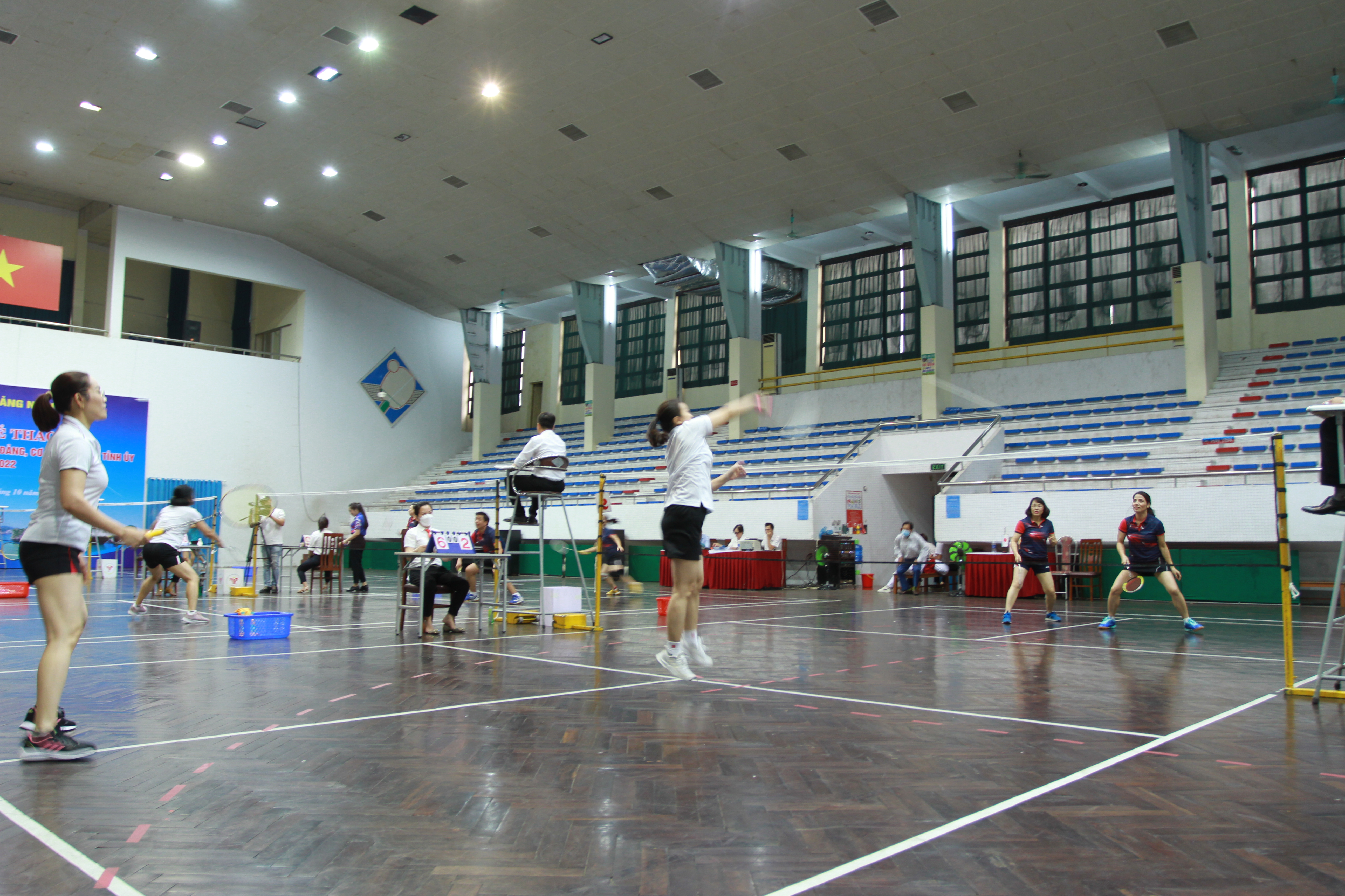 Các vận động viên thi đấu môn cầu lông.