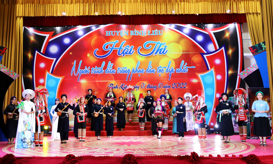 16 thí sinh lọt vào vòng Chung kết Hội thi “Người trình diễn trang phục dân tộc đẹp nhất huyện Bình Liêu năm 2022”   