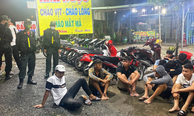 'Quái xế' xịt hơi cay chống trả cảnh sát