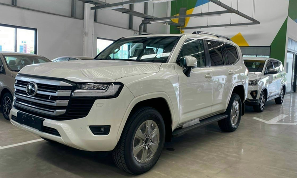 Toyota Land Cruiser điều chỉnh giá lần hai, tiếp tục tăng 96 triệu đồng