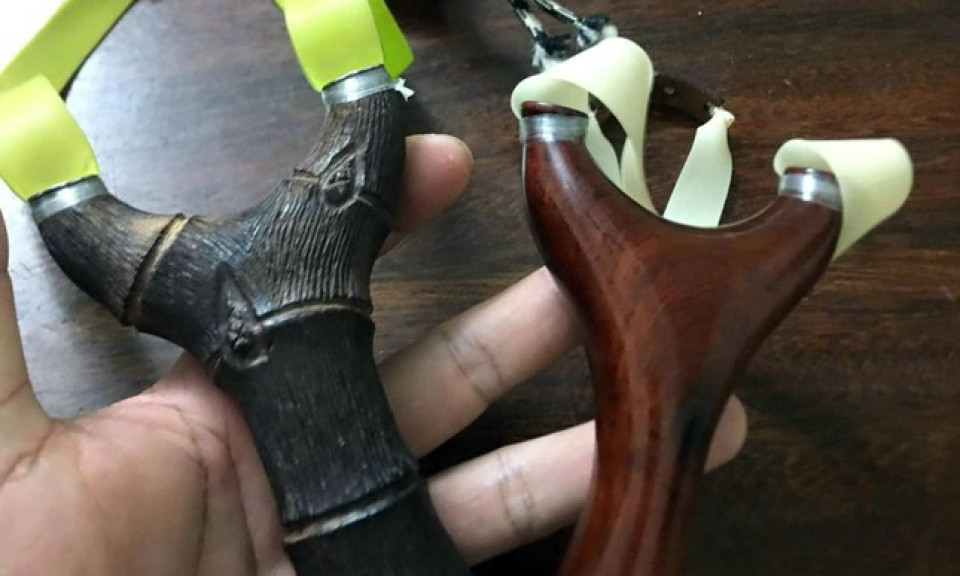 Mâu thuẫn chuyện đổ rác, người đàn ông nhập viện sau màn đấu ná cao su với hàng xóm