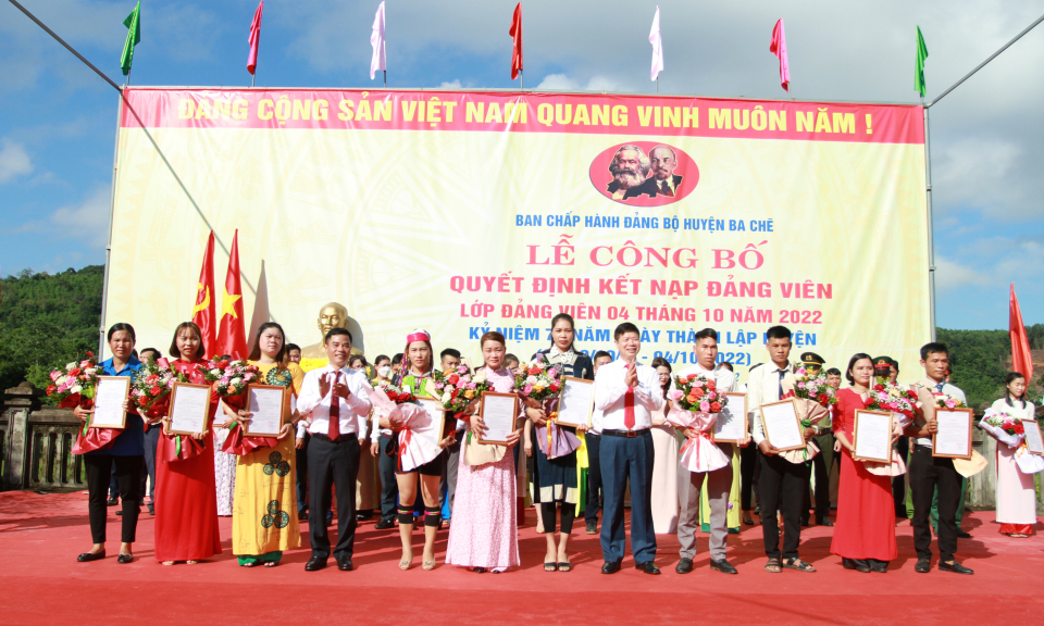 Ba Chẽ: Kết nạp đảng viên mới nhân dịp kỷ niệm 76 năm Ngày thành lập huyện 