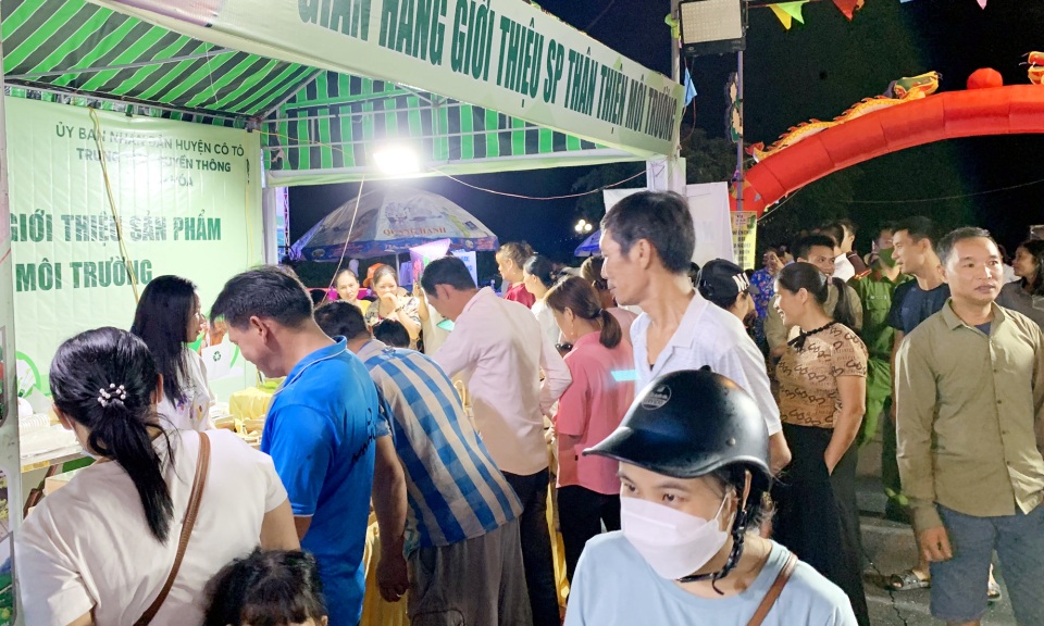 Phiên chợ đưa hàng Việt về Cô Tô 