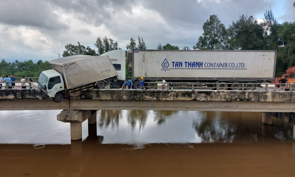 Tai nạn liên hoàn, xe tải lơ lửng suýt rơi khỏi cầu