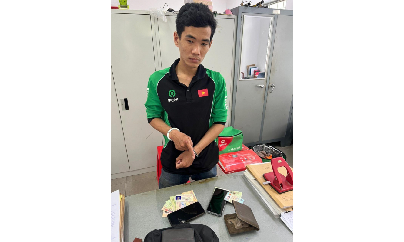 Rủ bạn về phòng trọ chuốc rượu rồi khoắng hết tài sản