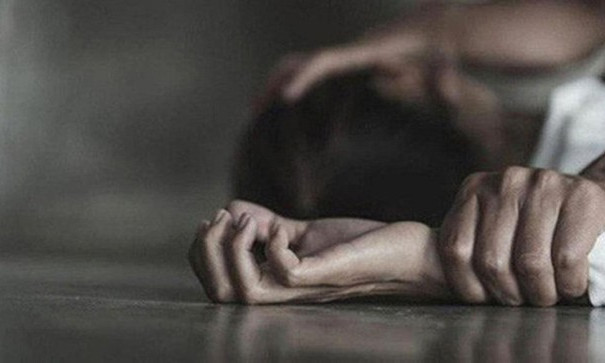 Ngủ nhờ nhà hàng xóm, bé gái 12 tuổi bị xâm hại nhiều lần