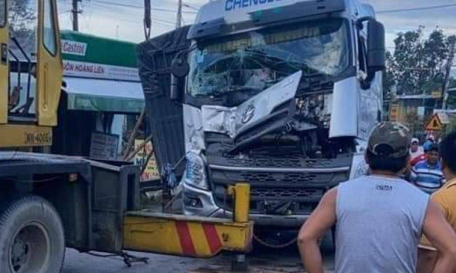 Xe đầu kéo va chạm xe tải, tỉnh lộ 609 Quảng Nam ách tắc nhiều giờ