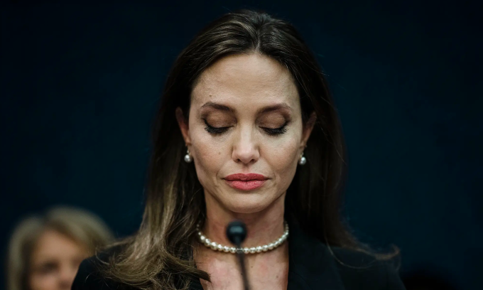 Angelina Jolie tố cáo Brad Pitt bóp cổ, đánh vào mặt con