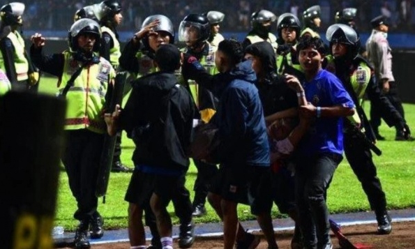 Indonesia ra án phạt cho sự cố vỡ sân