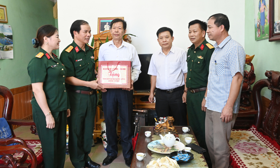 Bộ CHQS tỉnh Quảng Ninh thăm, tặng quà các đối tượng chính sách tại huyện Đầm Hà
