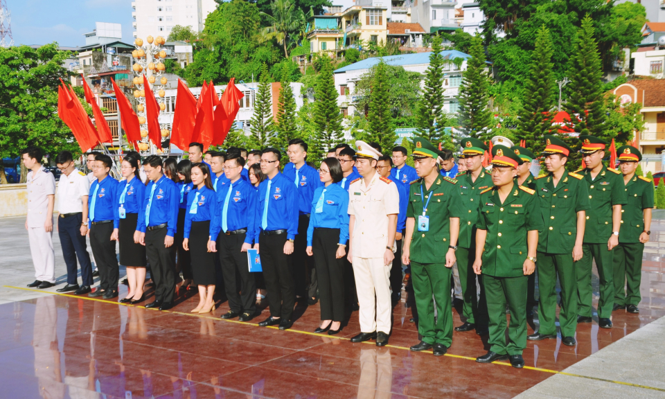 Đoàn đại biểu dự Đại hội Đoàn TNCS Hồ Chí Minh tỉnh Quảng Ninh lần thứ XII dâng hương tưởng niệm các anh hùng liệt sĩ