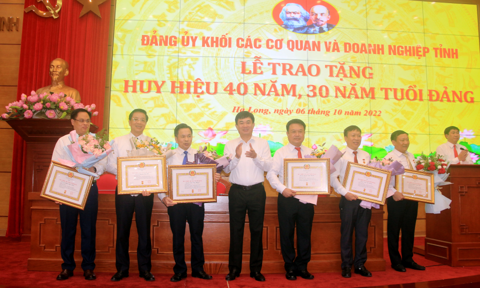 Trao tặng Huy hiệu 40 năm, 30 năm tuổi Đảng