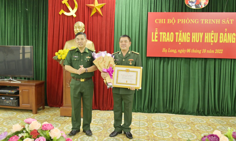 BĐBP tỉnh Quảng Ninh: Trao tặng Huy hiệu 30 năm tuổi Đảng