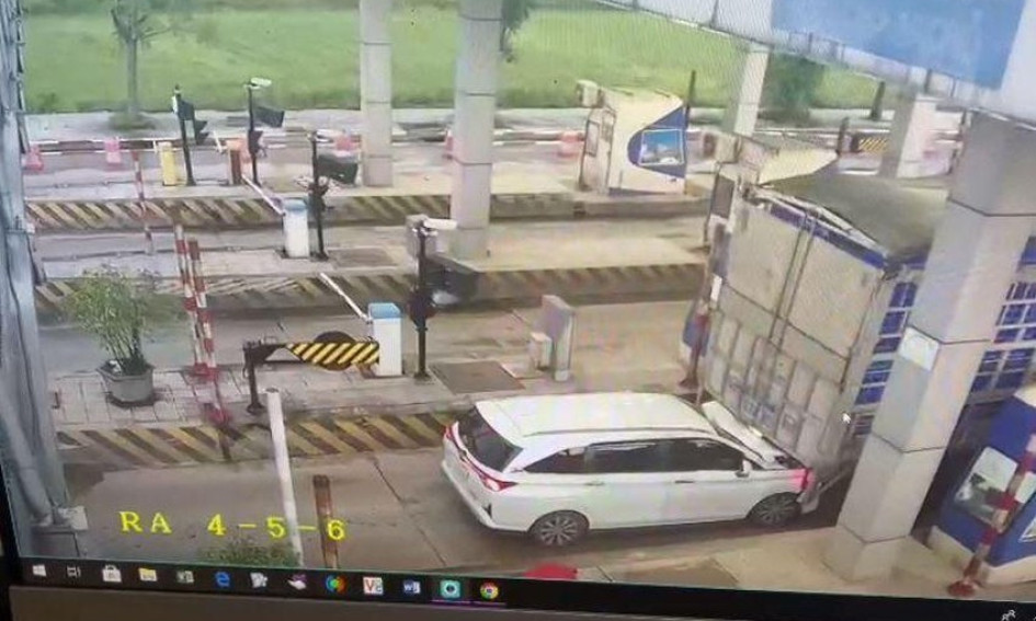 'Núp' xe lớn trốn trạm thu phí: Lợi bất cập hại từ cú đâm 'ô tô nát đầu'