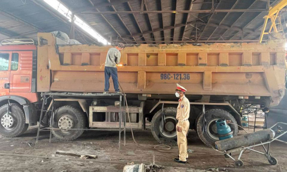 Xe quá tải tái diễn nghiêm trọng những tháng cuối năm