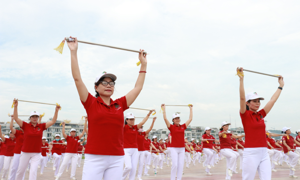 750 người cao tuổi đồng diễn thể dục dưỡng sinh