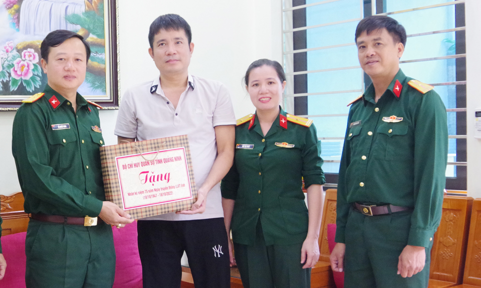 Bộ CHQS tỉnh Quảng Ninh thăm, tặng quà gia đình quân nhân đã, đang công tác tại Bộ CHQS tỉnh