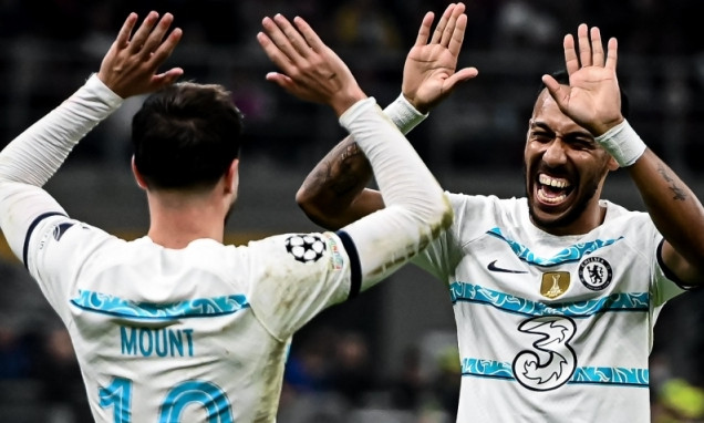 Chelsea lên đỉnh bảng Champions League