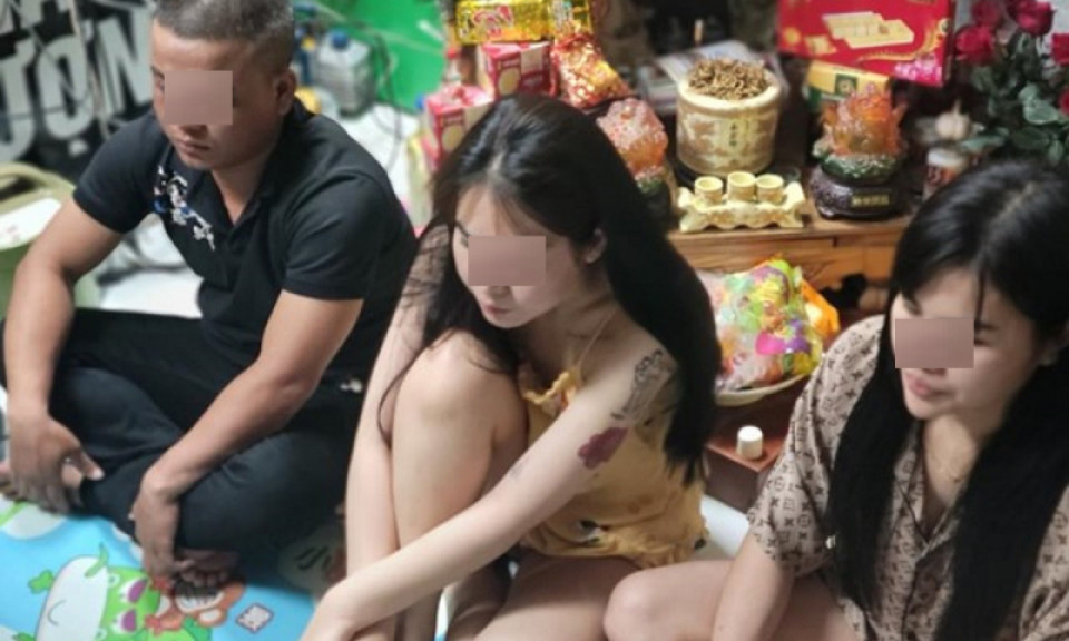 Rủ nhau vào cửa hàng điện thoại “bay lắc”