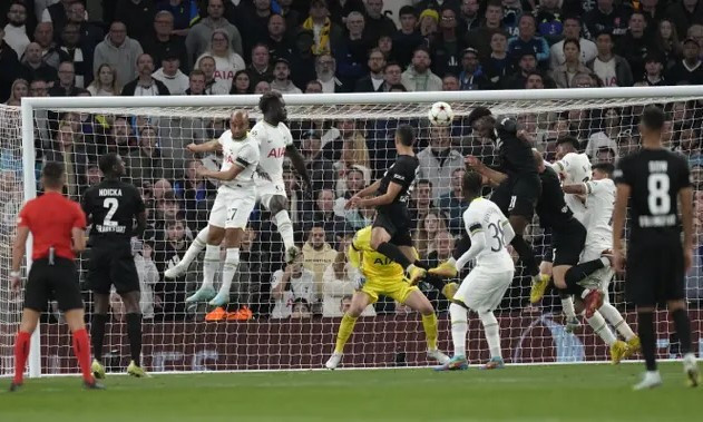 Son giúp Tottenham lên đầu bảng Champions League