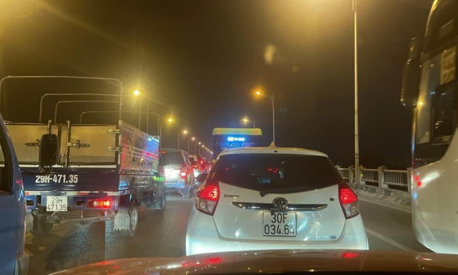 Hà Nội: Xe con lấn làn đối đầu xe buýt, cầu Vĩnh Tuy ùn tắc kéo dài