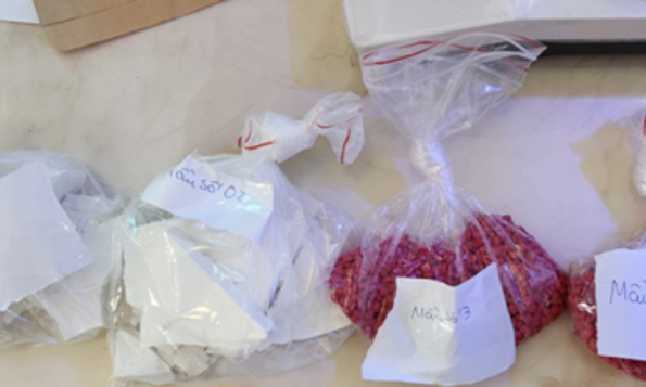Hai bánh heroin và 4.000 viên hồng phiến giấu trong tải măng khô