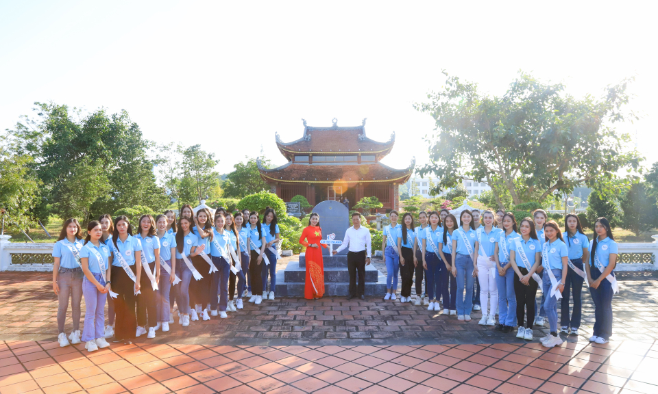 Thí sinh Hoa hậu Biển đảo Việt Nam tham gia bảo vệ môi trường biển tại huyện Cô Tô