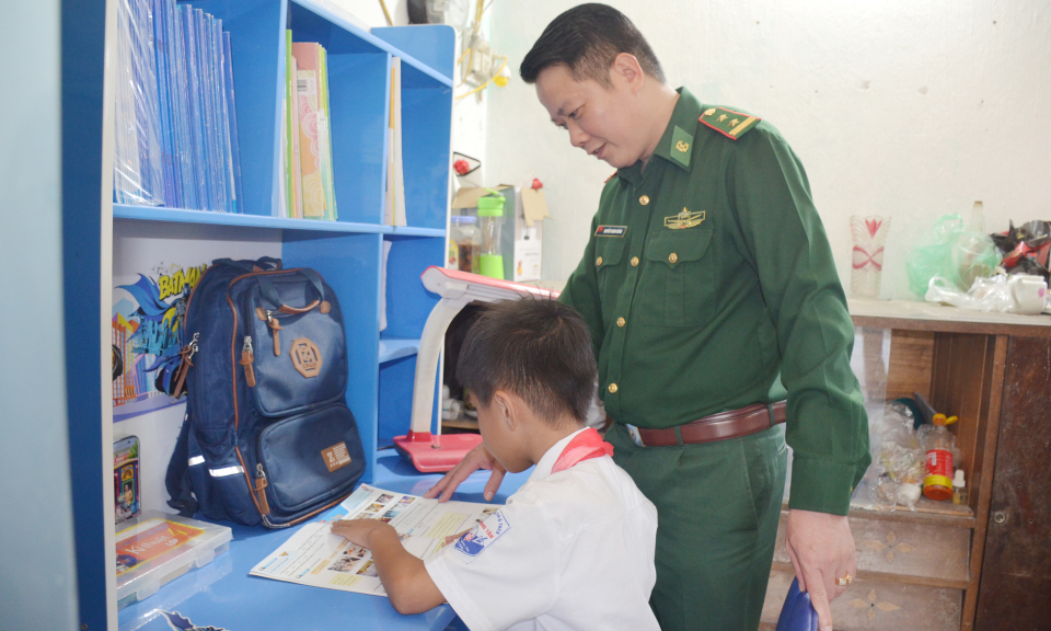 Đồn Biên phòng cửa khẩu cảng Hòn Gai: Đỡ đầu thường xuyên học sinh có hoàn cảnh khó khăn