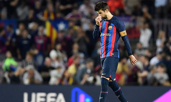 Xavi trừng phạt Pique