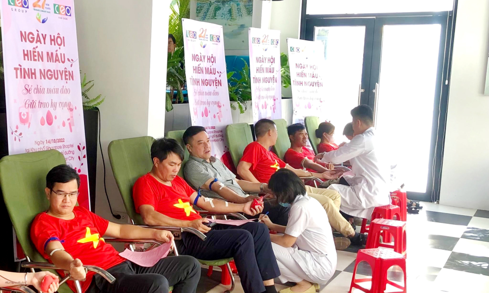 Gần 100 đơn vị máu được hiến từ Chương trình “Sẻ chia máu đào - Gửi trao hi vọng”