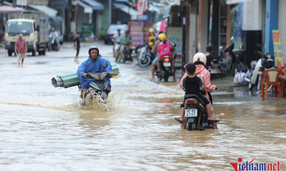 'Rốn lũ' ở Quảng Nam ngập sâu, giao thông tê liệt