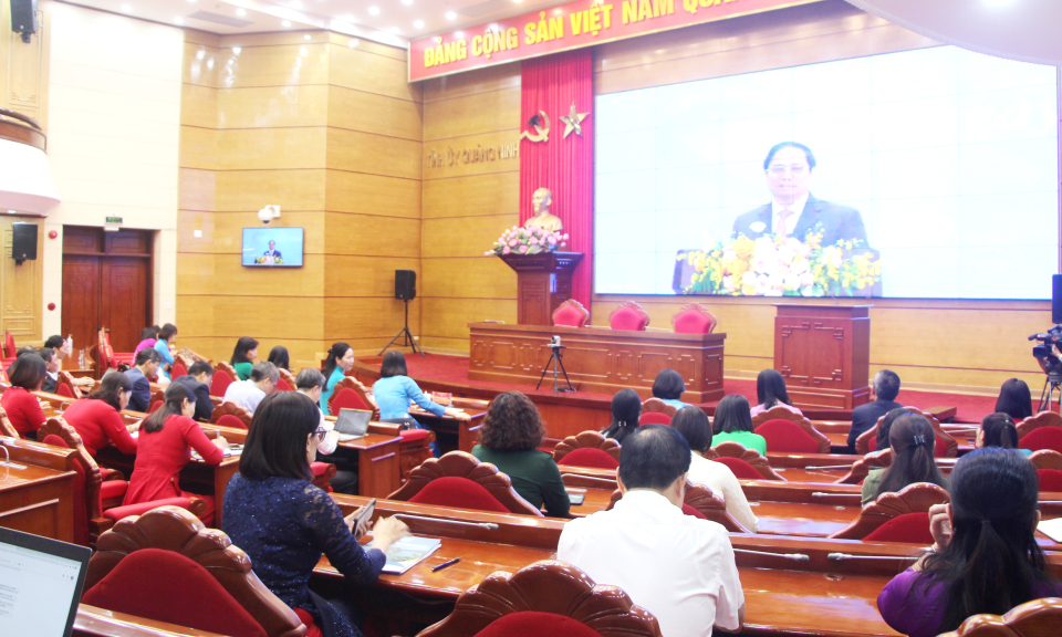 Thủ tướng Chính phủ Phạm Minh Chính đối thoại với phụ nữ Việt Nam