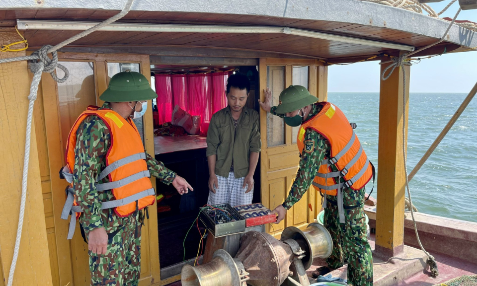 Đồn BP Trà Cổ: Liên tiếp phát hiện, xử lý 2 phương tiện tàu cá vi phạm các quy định trong khai thác hải sản