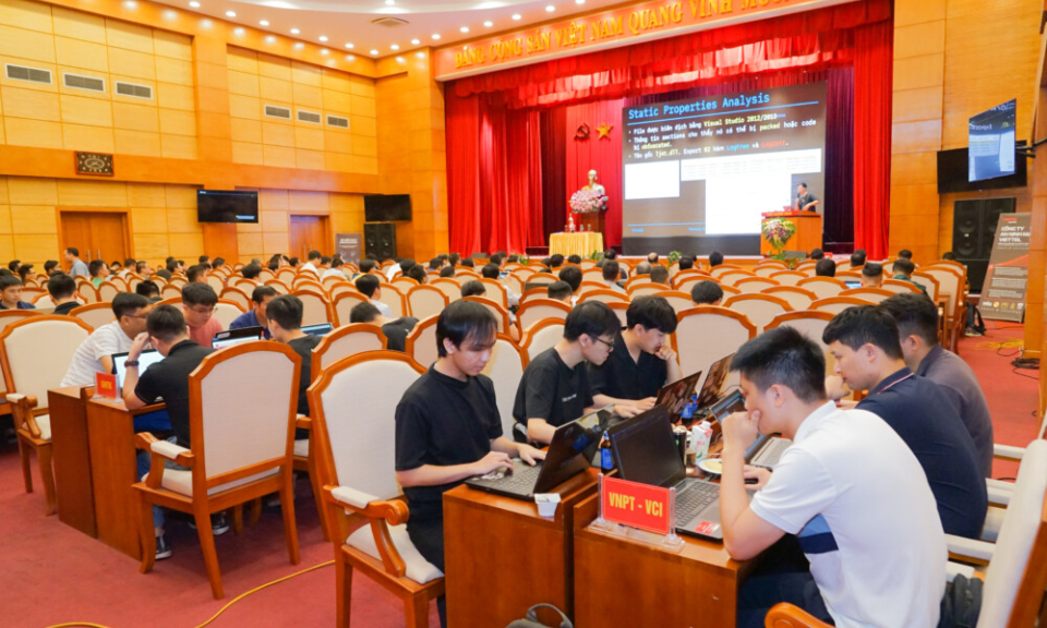  Phát triển ứng dụng công nghệ thông tin