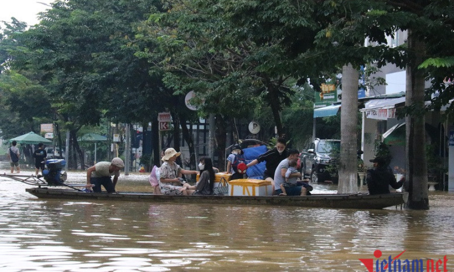 Nước lũ bủa vây Thừa Thiên-Huế, 2 người tử vong