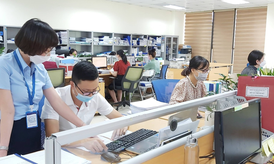 Phụ nữ tích cực thi đua lao động, sáng tạo