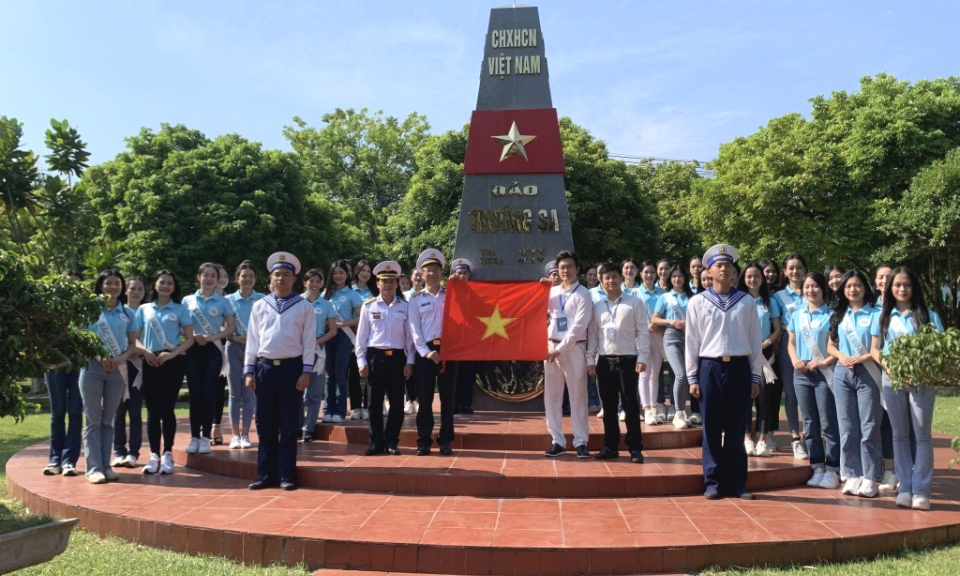 Thí sinh Hoa hậu biển đảo Việt Nam thăm Lữ đoàn 147 Hải quân