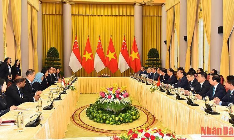 Chủ tịch nước Nguyễn Xuân Phúc chủ trì lễ đón và hội đàm cấp nhà nước với Tổng thống Singapore Halimah Yacob