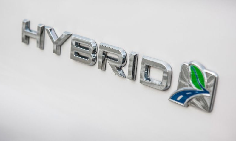 Có nên lựa chọn xe Hybrid thay xe điện?