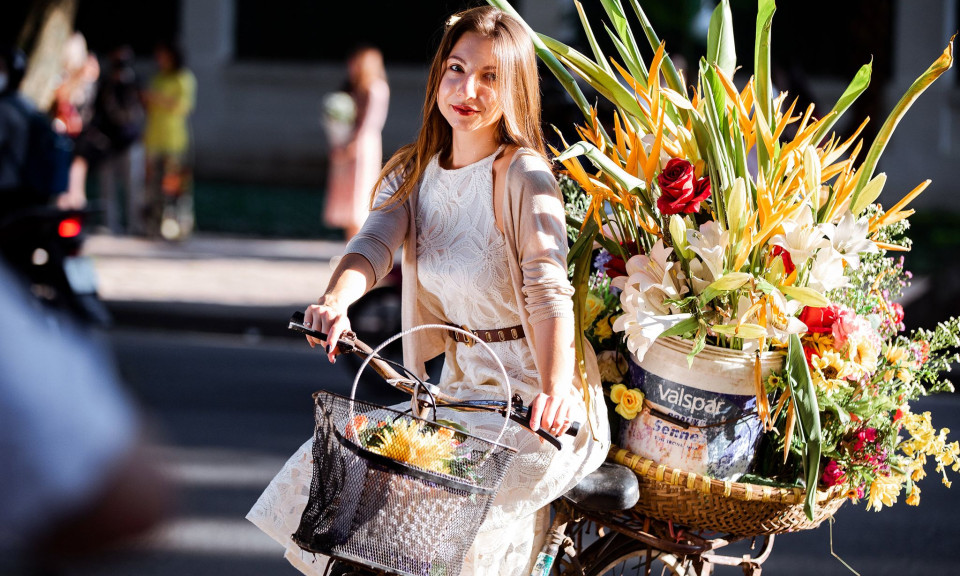 People hit the streets to enjoy Hanoi autumn