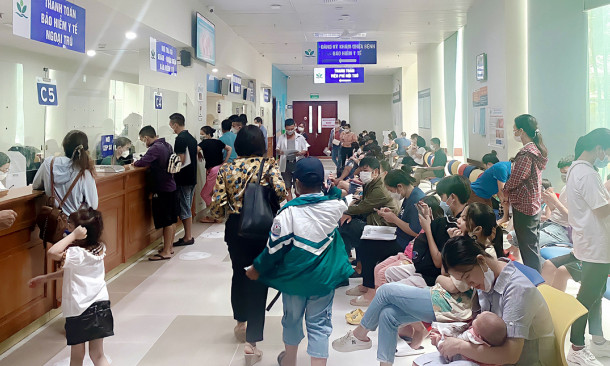 Trẻ dễ viêm họng, ngạt mũi khi chuyển mùa