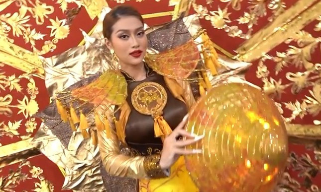 Trang phục dân tộc của Thiên Ân ở Hoa hậu Hòa bình
